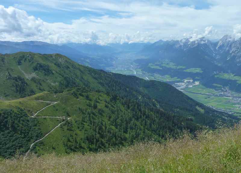 Bei der Kellerjoch Bike and Hike Tour reicht der Blick bis nach Innsbruck samt Karwendel Nordkette