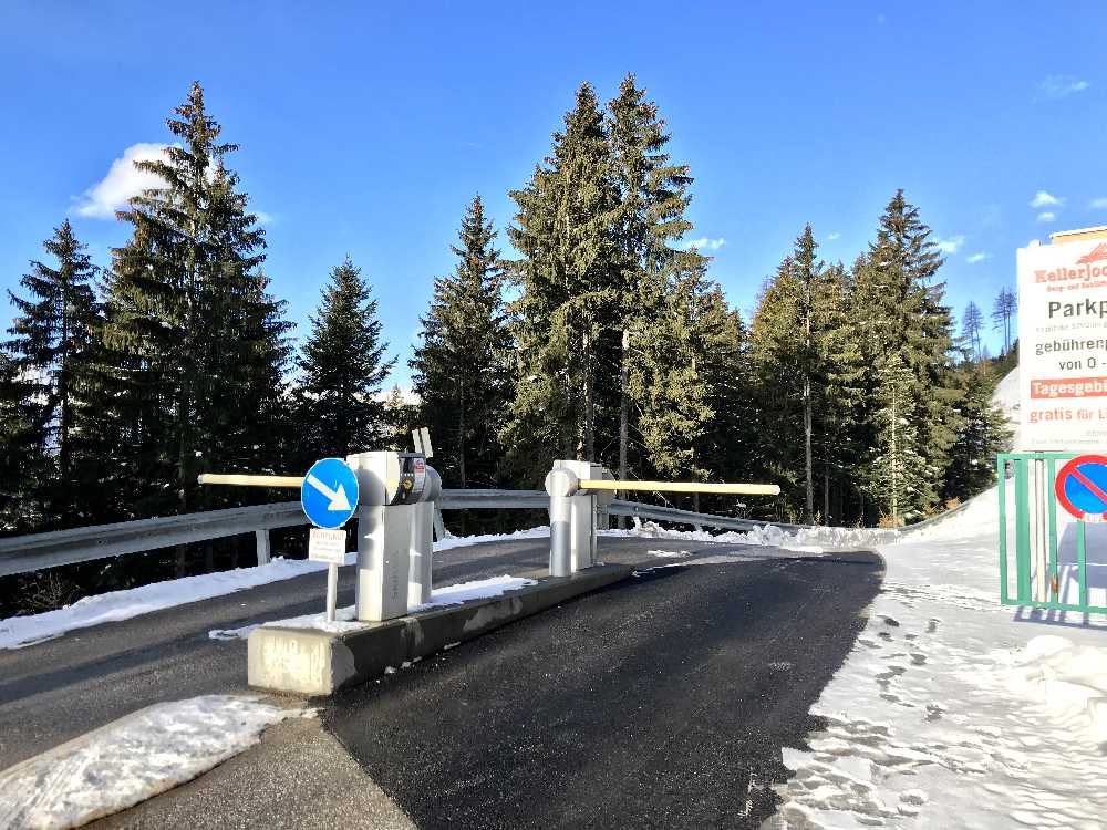 Am Kellerjoch parken - das ist die Zufahrt zum Parkplatz in Grafenast