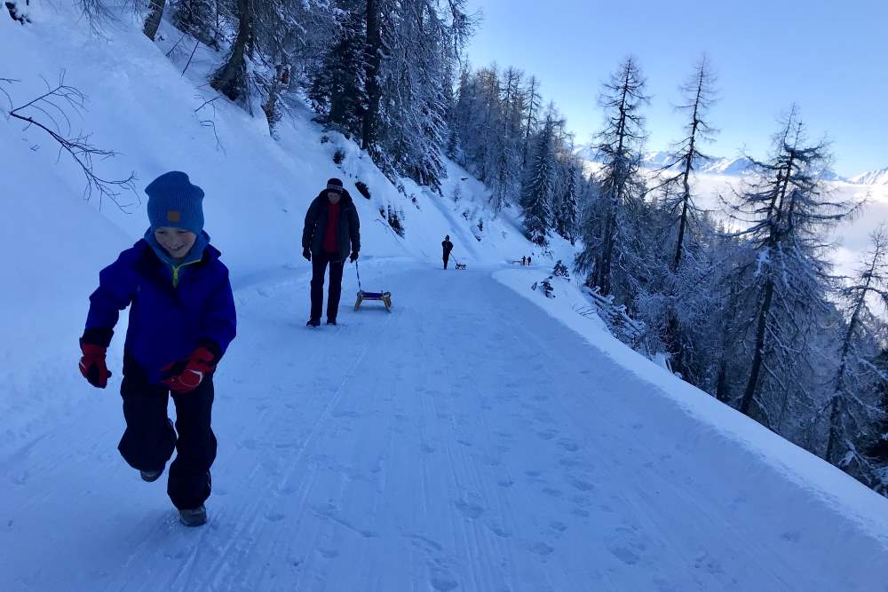 Die 9 Kilometer lange Rodelbahn am Kellerjoch, mit Blick zum Karwendel