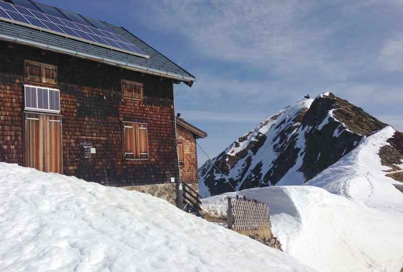 Am Kellerjoch schneeschuhwandern auf die Kellerjochhütte in den Tuxer Alpen