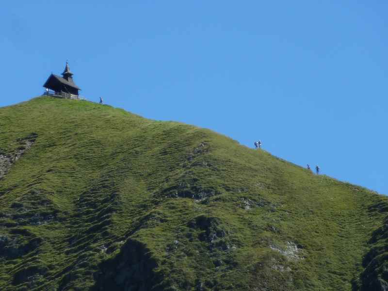 Die Kellerjochkapelle auf dem Gipfel - die Bergwanderung erfordert Trittsicherheit in den Tuxer Alpen