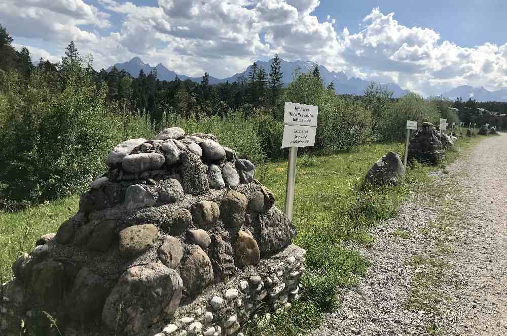 Isar Natur Erlebnisweg: Bei der Isarbrücke wanderst du nicht geradeaus am Kieselsteinlehrpfad weiter, sondern querst die Isar - über den Kieselsteinlehrpfad kommst du auf dem Rückweg