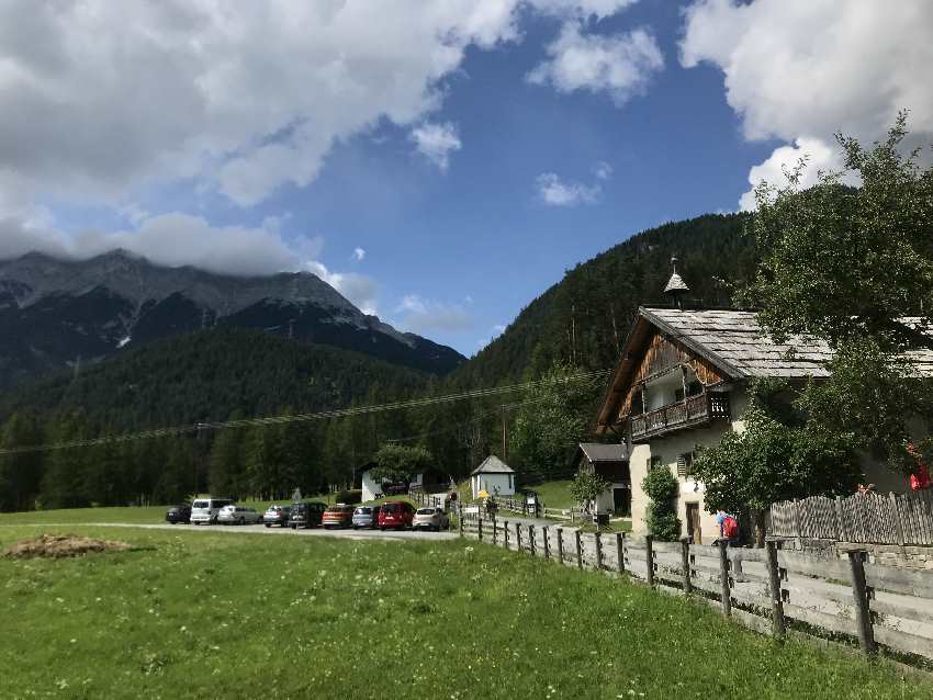 Hüttenurlaub mit Kindern : Von hier geht es auf der Kinderwagen Wanderung hinauf in die Berge