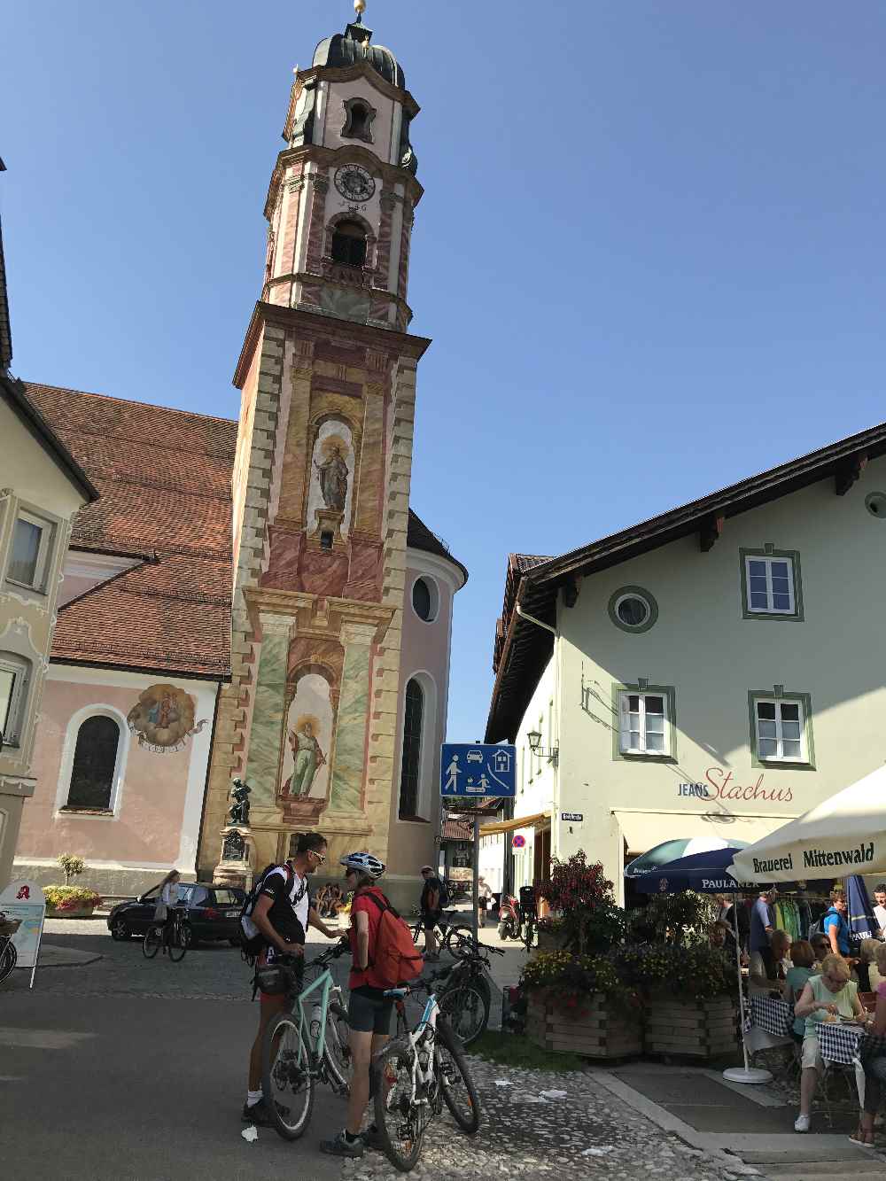 St. Peter und Paul - die Kirche in Mittenwald, mitten in der Altstadt