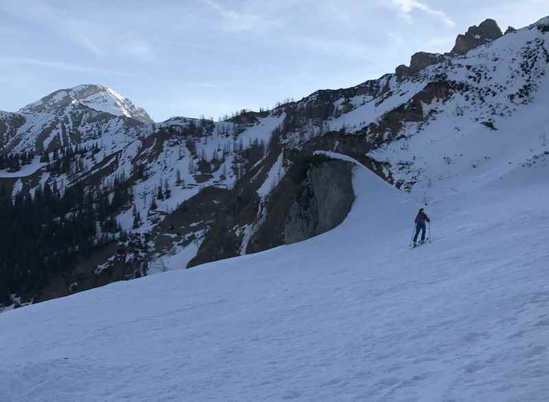 Das sogenannte Kirchl, der Felsen ist im Schatten schwer zu erkennen. Zwischenetappe bei unserer Skitour auf den Hochglück