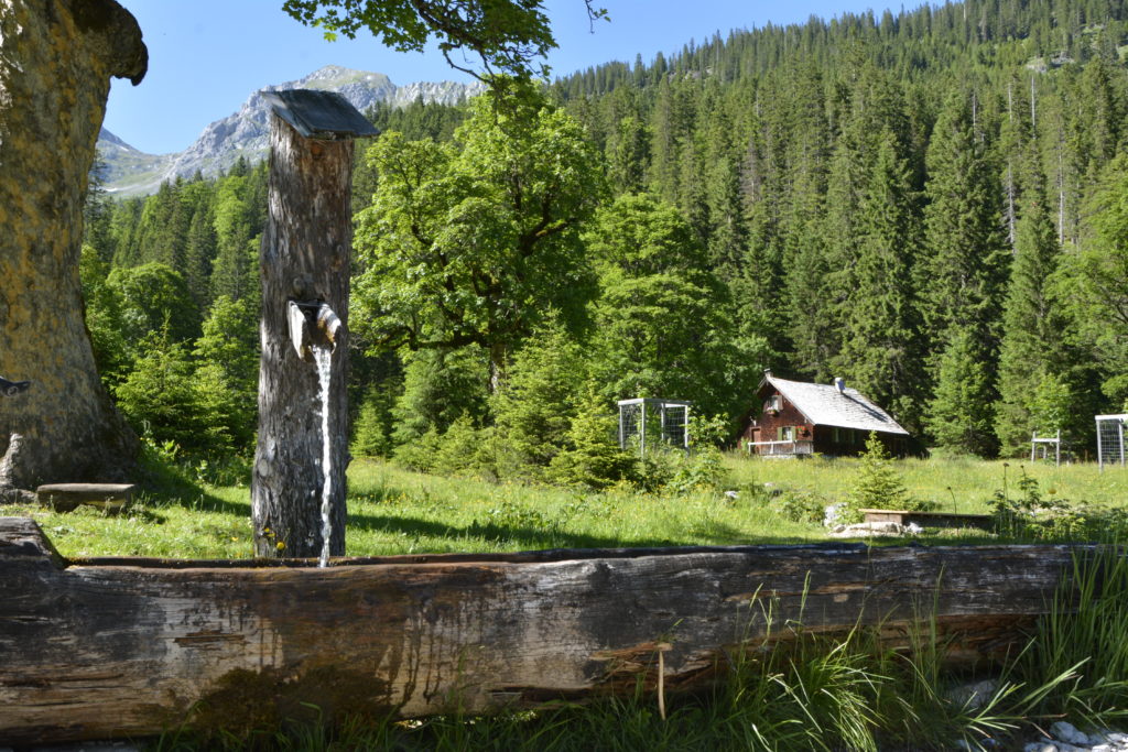 Das ist der Brunnen mit dem frischen Wasser aus dem Karwendel