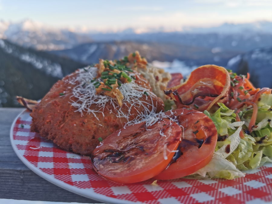 Die guten Knödel mit Salat auf der Wettersteinhütte