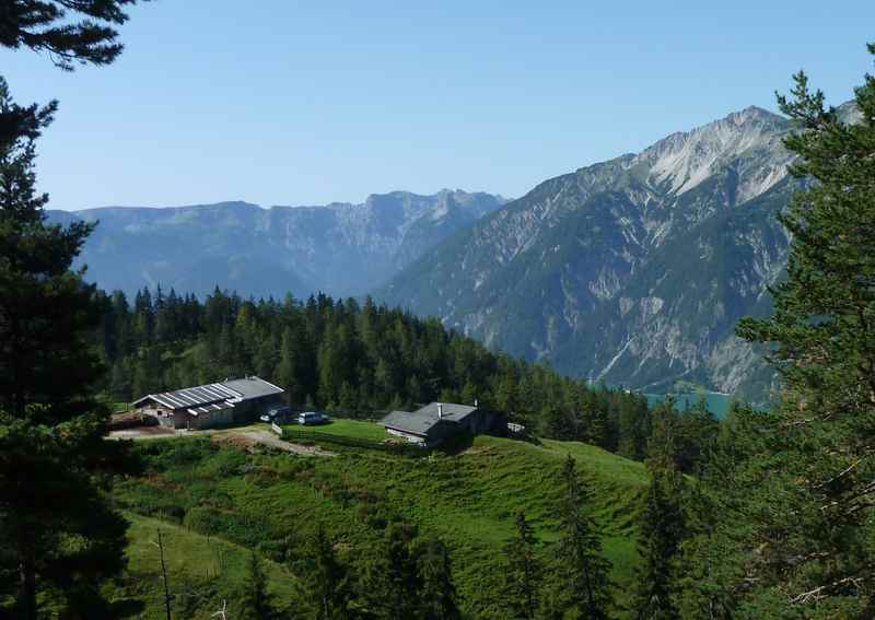 Blick auf die Köglalm mit dem Karwendel und unten der Achensee