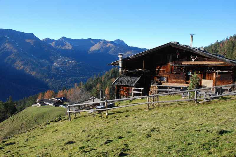 Auf die Köglalm wandern in Richtung Unnutz, schöner Blick nach Christlum im Karwendel