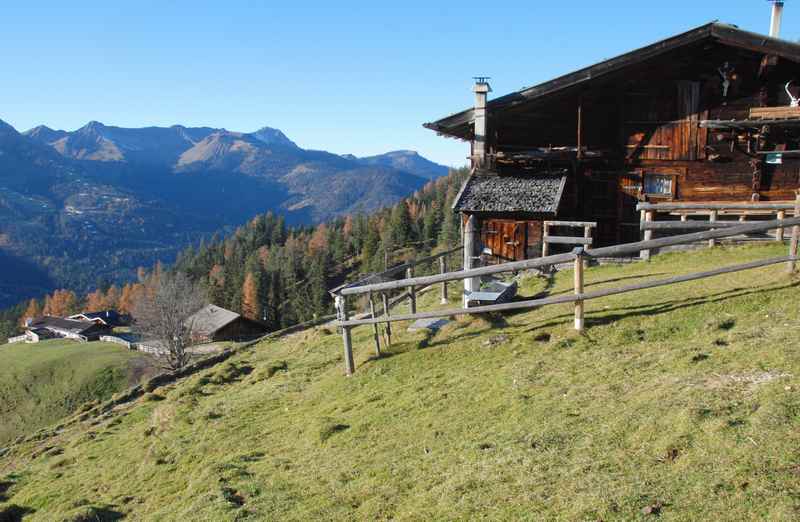 Auf die Köglalm wandern am Achensee, hinten das Karwendel