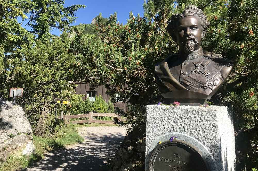 Vorbei am König Ludwig Denkmal beim Herzogstandhaus auf den Herzogstand