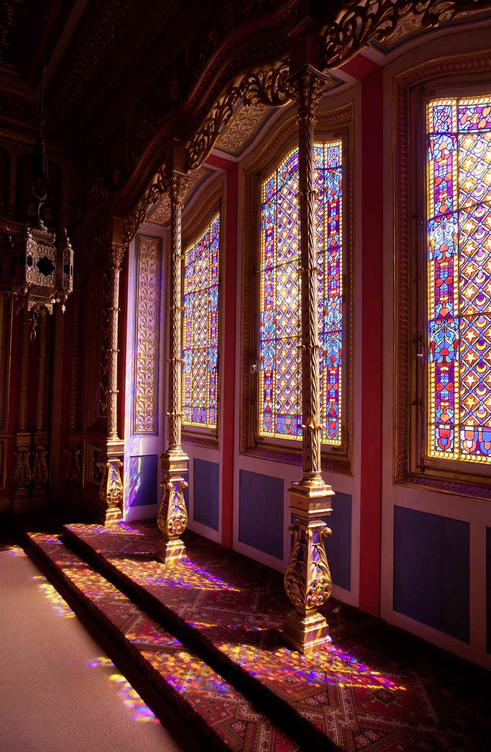 Schachenschloss neben dem Schachenhaus: Wenn das Licht durch die bunten Fenster scheint, kann man sich gut vorstellen, man sitzt im Orient. © Bayerische Schlösserverwaltung, Andrea Gruber, München