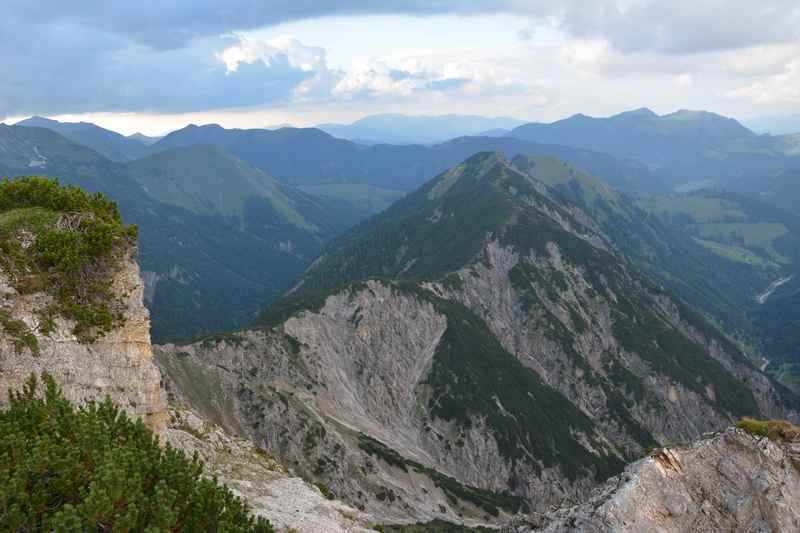 Auf dem Kompar Gipfel, Aussicht über das Karwendel in Richtung Bayern