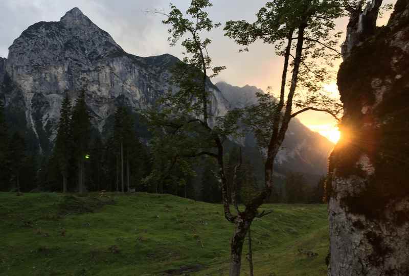 Schöner Sonnenuntergang im Hasental mit dem Karwendel