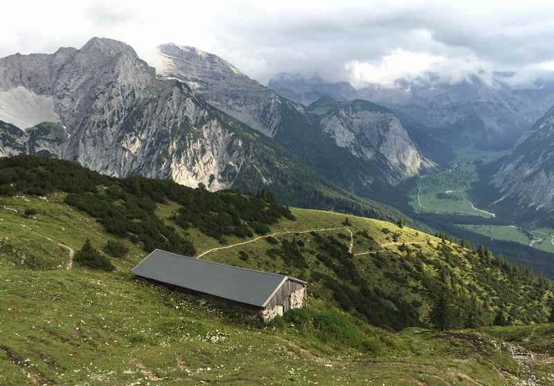 Auf den Kompar wandern im Karwendel, unten der Ahornboden