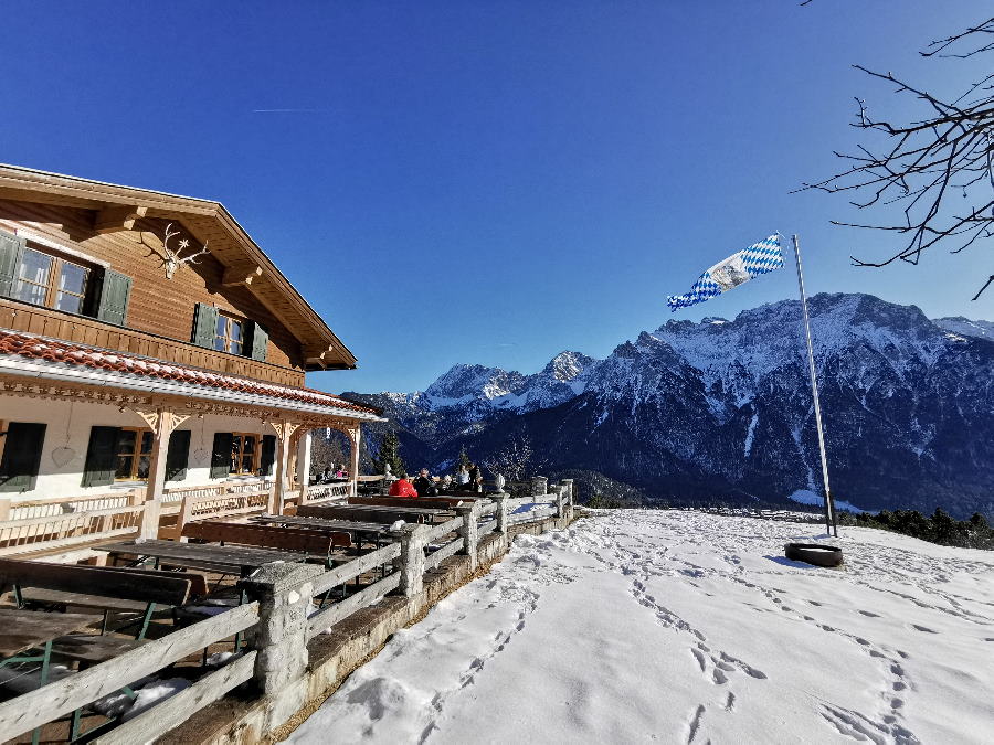 Auf der Sonnenterrasse mit Blick auf das Karwendel in sitzen