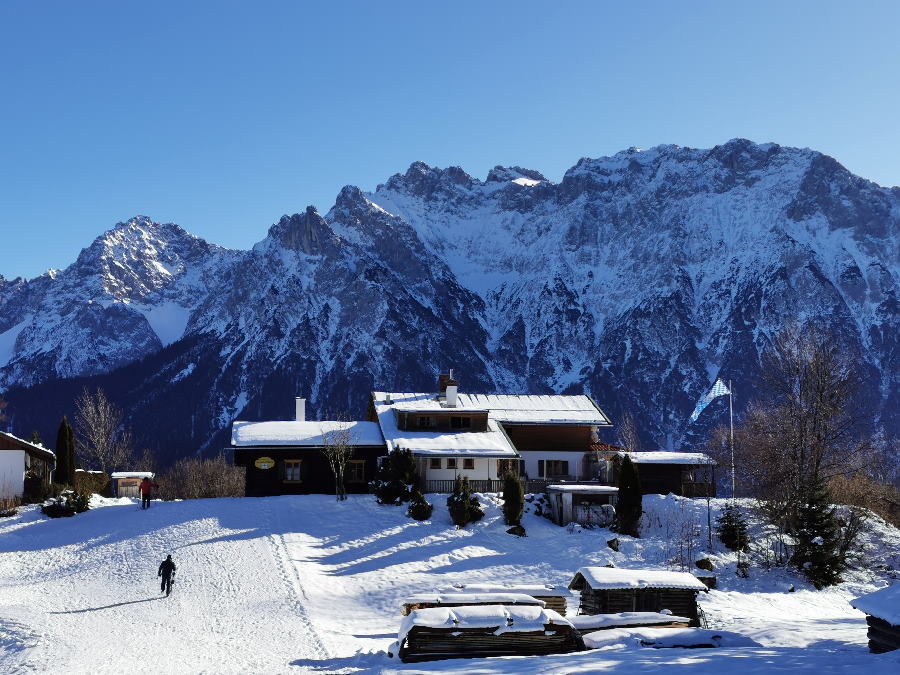 Und so ist das Wintermärchen in Mittenwald beim Winterwandern auf die Korbinianhütte