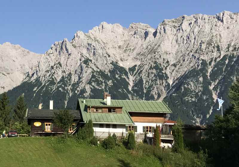  Das Panorama auf das Karwendel bei der Korbinianhütte - so siehst du es  auf der Sonnenterrasse der Korbinianhütte am Kranzberg, 1 Stunde ab  Mittenwald 