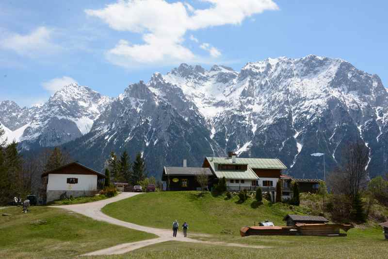 Die Korbinianhütte auf der Frühlingswanderung mit schneebedeckten Karwendel