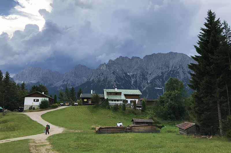 Ein tolles Zwischenziel beim Wandern am Kranzberg - die Korbinianhütte. Hinten das Karwendel. 