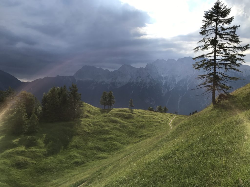 Stimmungsvoller Blick vom Kranzberg Mittenwald auf die Berge