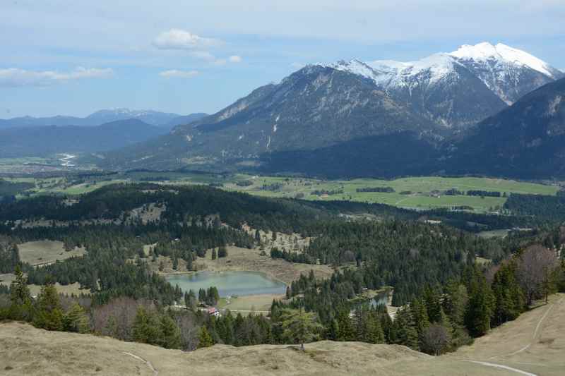 Die Aussicht vom Kranzberggipfel über das Isartal zum Karwendel