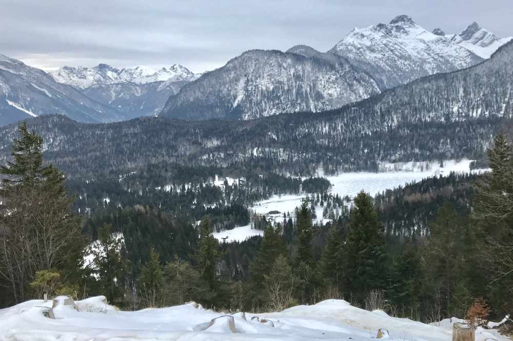 Vom Wandersteig kannst du diesen Blick auf den Lautersee und das Wettersteingebirge geniessen