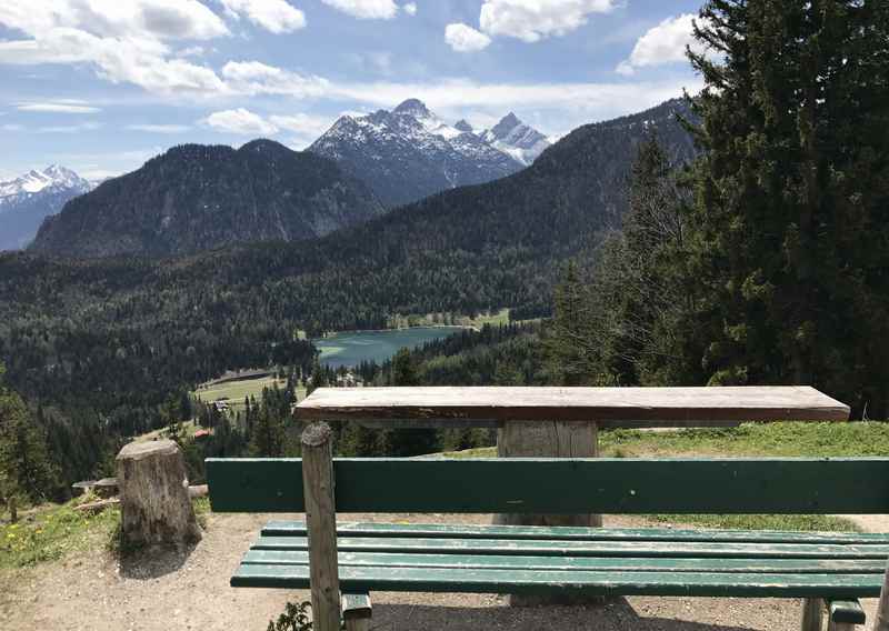 Der Ausblick hinter dem Gasthof St. Anton auf den Lautersee und das Karwendel