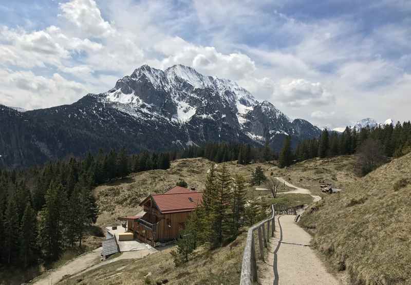 Auf den Kranzberg wandern im Frühling - mit Blick auf das Wettersteingebirge