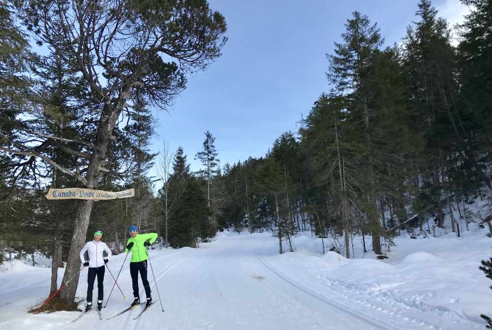 Hinter Wallgau gibt es dieses Schild: Willkommen auf der Kanadaloipe 