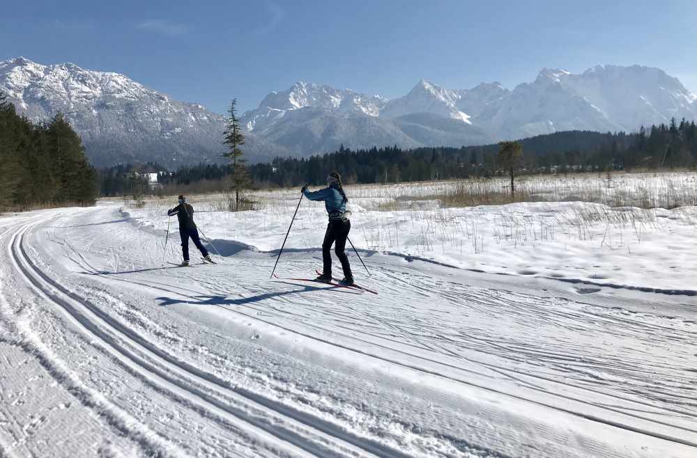 Mittenwald Loipen: Fern von Straßen und Verkehr durch das Moos mit Blick auf die Berge