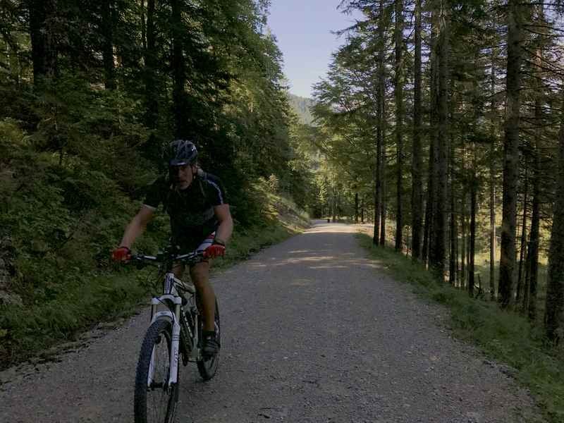 Von Krün auf der Fischbachstraße mountainbiken zur Fischbachalm 