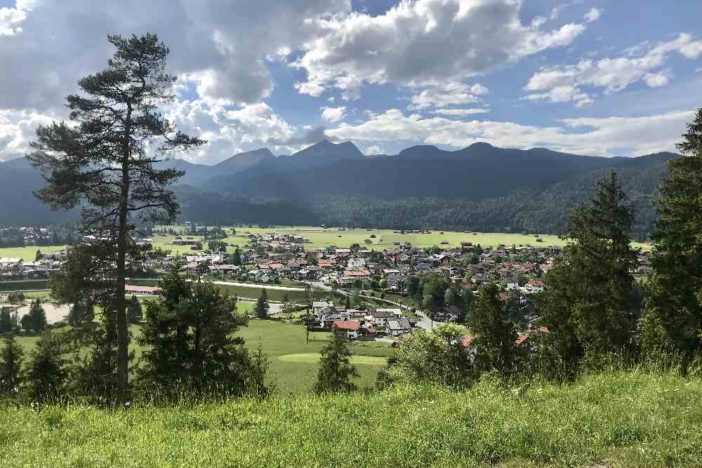 So schön liegt der Ort Krün! Ideal für einen tollen Urlaub im Karwendel. 