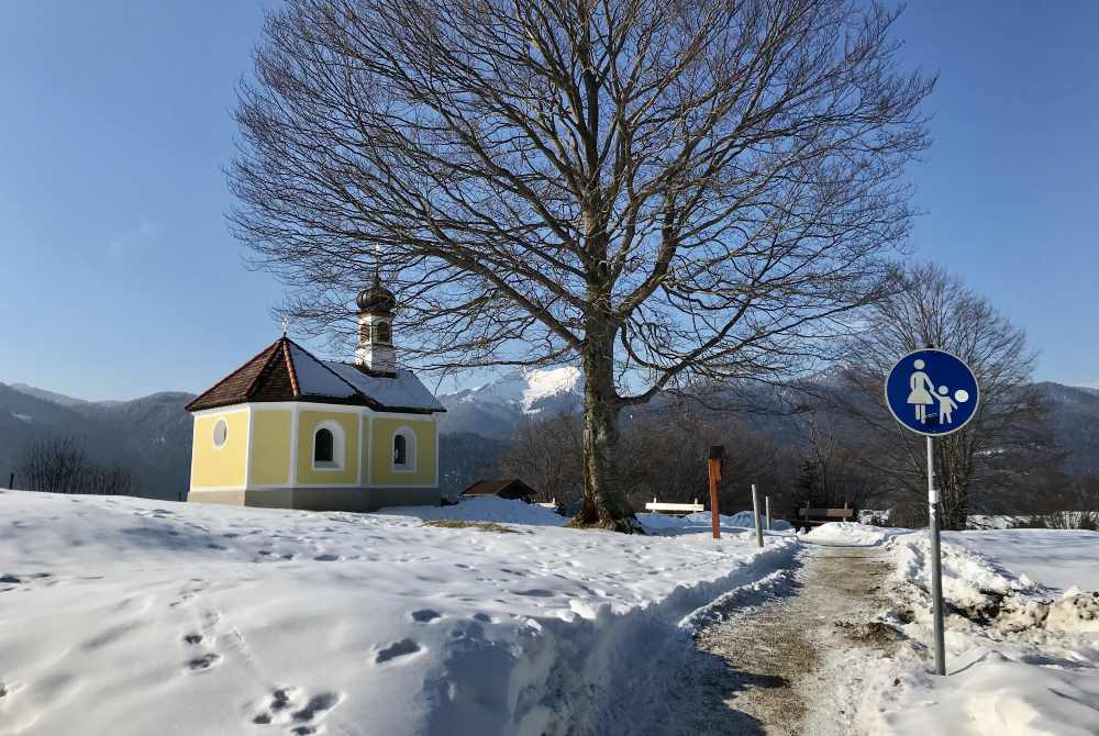 Die Maria-Rast-Kapelle liegt auf der Winterwanderung