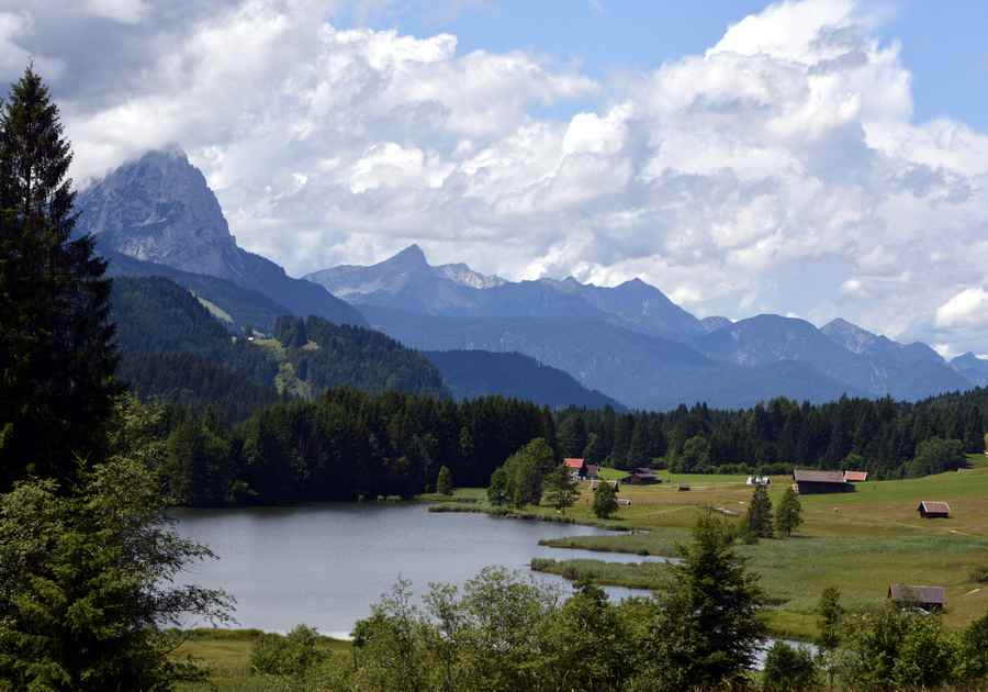 Die drei Seenwanderung in Krün - hier der Blick vom Wanderweg zum Geroldsee