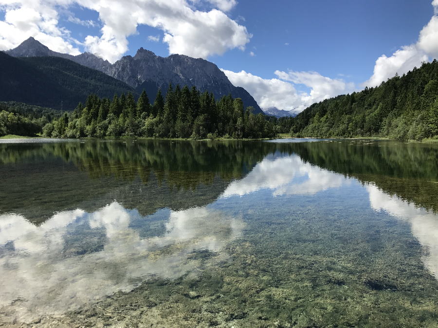 Krün wandern - so schön ist der Isarstausee mit Blick auf´s Karwendel