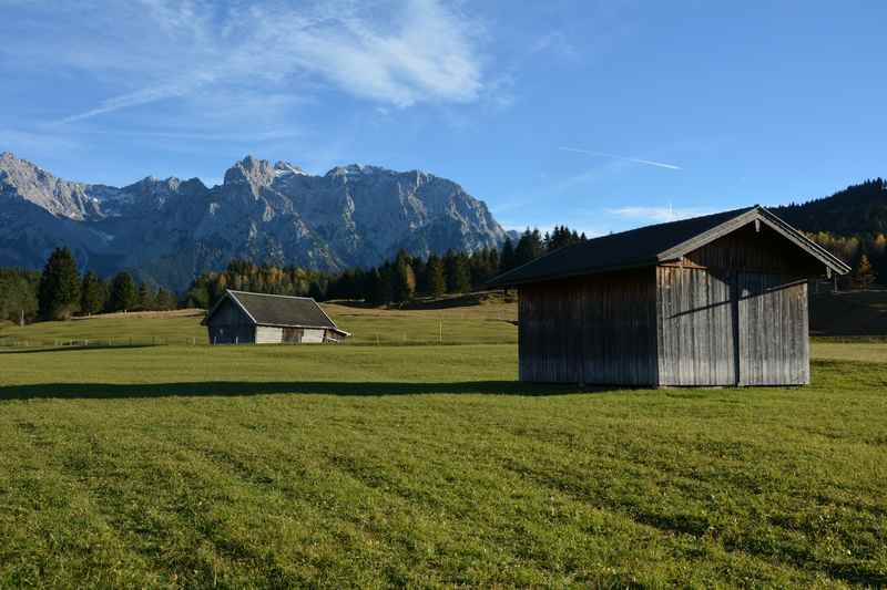 Inn Krün wandern über die Buckelwiesen, hinten das Karwendel