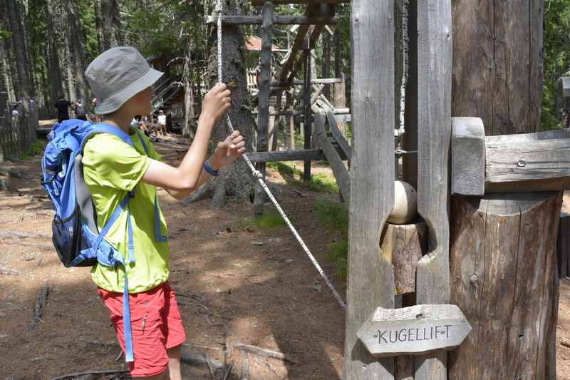 Zuerst wandern mit Kindern, danach in den Kugelwald: Ein Spielplatz am Berg mit riesigen Kugeln.