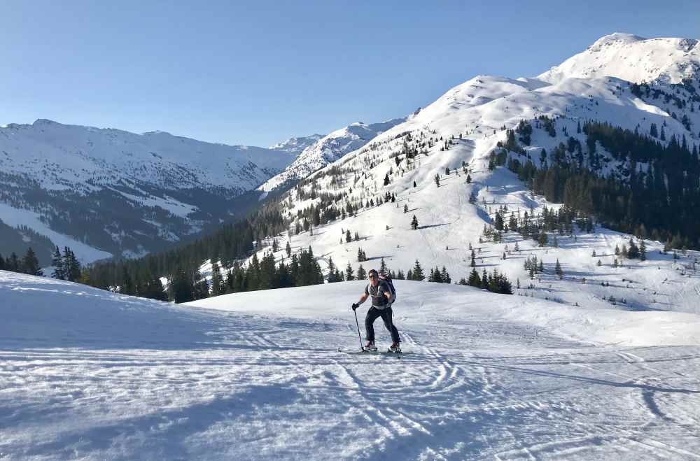 Kuhmesser Skitour: Von der Loas geht die Skitour hinauf, mit Blick zum Sonntagsköpfl und Gilfert