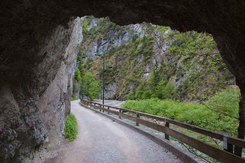 Der Zugang in die Kundler Klamm - durch ein Felsentor!