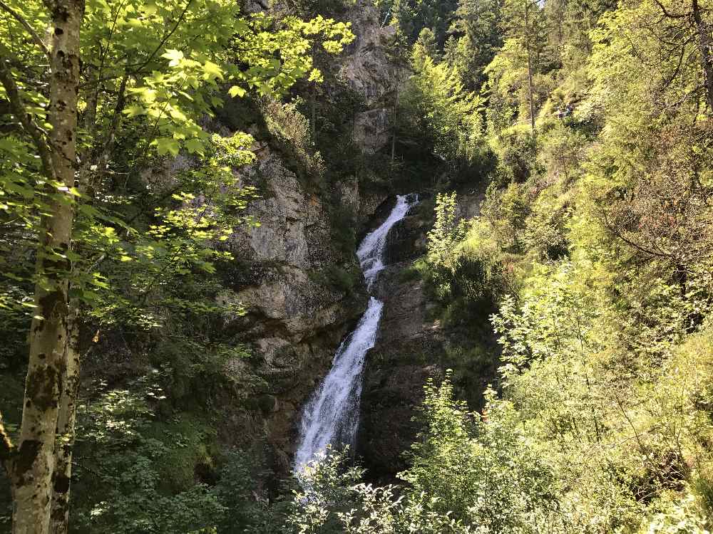 Das ist der größte Lainbach - Wasserfall in Mittenwald. Vorher und nachher sind noch kleinere Wasserfälle.