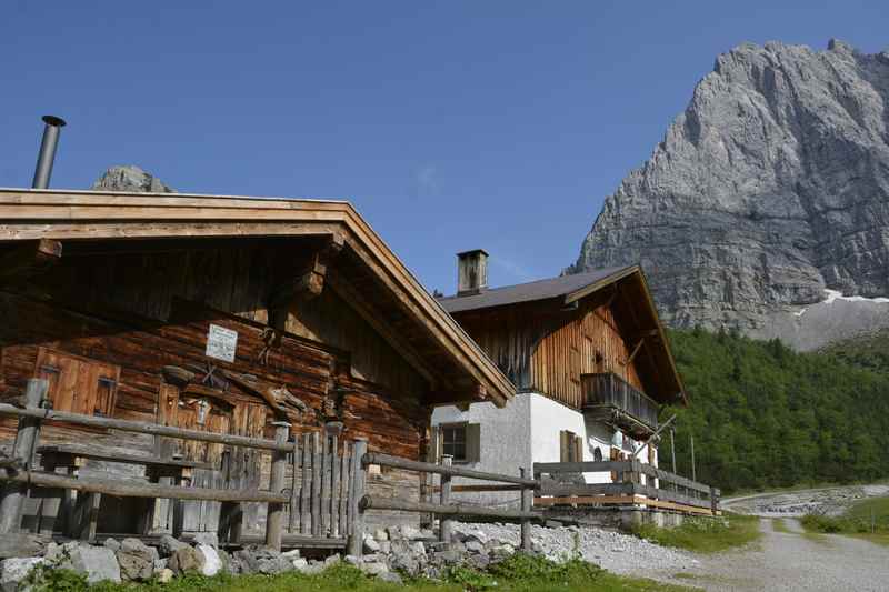 Wir kommen auf der König Ludwig Karwendeltour zu den schönen Almen im Laliderertal