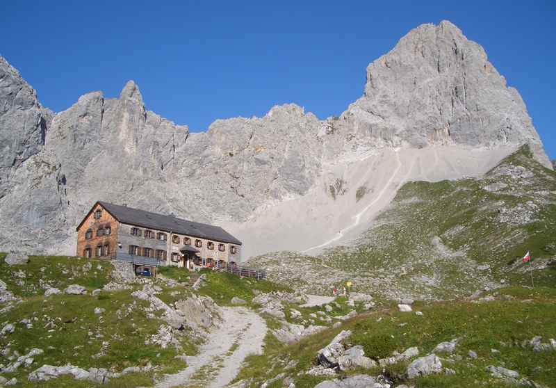 Der Lamsenspitze Klettersteig führt ganz hinauf auf die Lamsenspitze, im Bild rechts