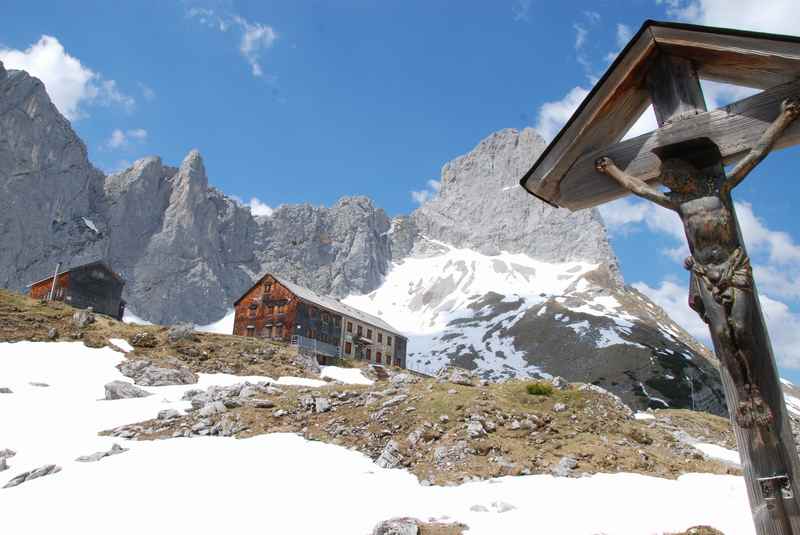 Die Lamsenjochhütte Öffnungszeiten sollte man beachten - im Mai liegt hier oben im Karwendel noch Schnee