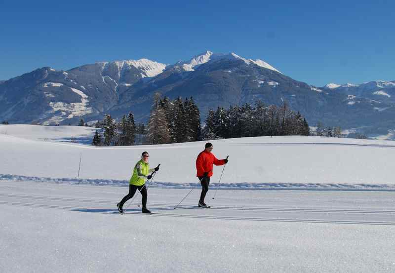 Langlaufen im Karwendel Winter - aussichtsreiche Loipe mit Blick auf das Kellerjoch 