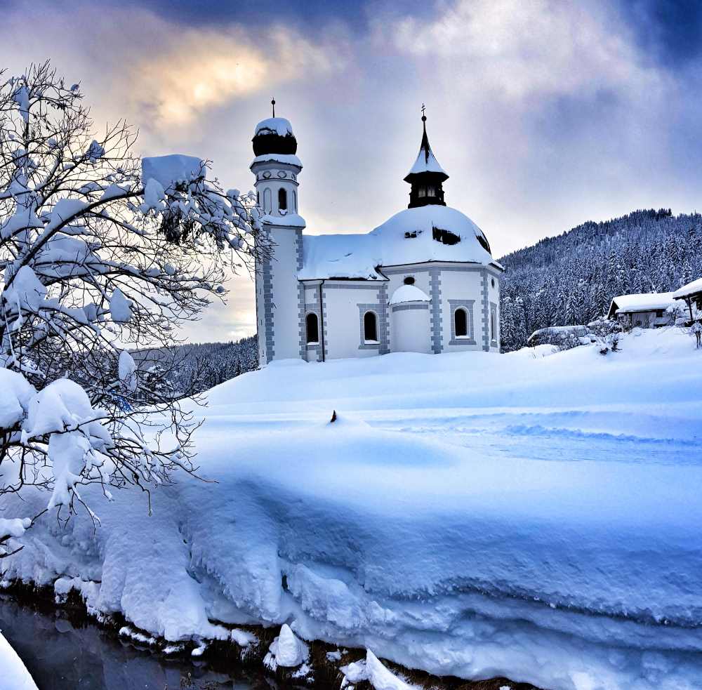 Hier beim Seekirchl in Seefeld starten die Loipen in der Olympiaregion Seefeld. Dieses schöne Bild hat mir Marion Pitsikidis geschickt. Danke dafür.