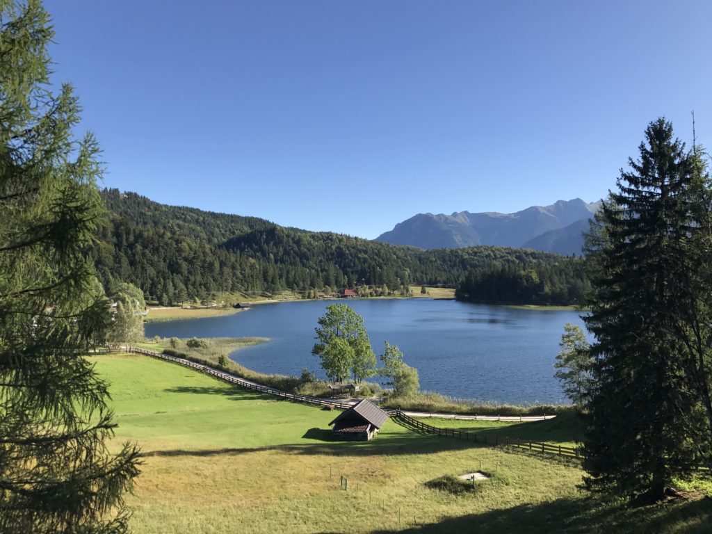  Der Lautersee in Mittenwald, ein Landschaftsidyll in den Alpen