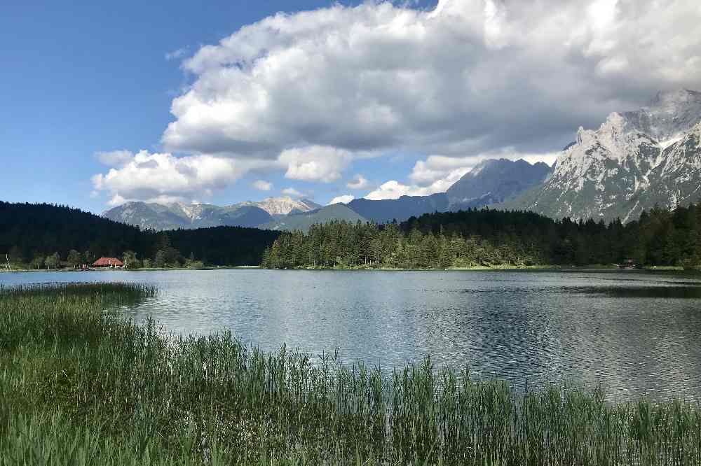 Das Panorama am Lautersee mit dem Karwendelgebirge 