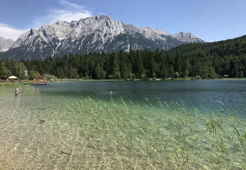 Vom Hotel in Mittenwald ist man zu Fuß in rund 30 Minuten beim schönen Lautersee