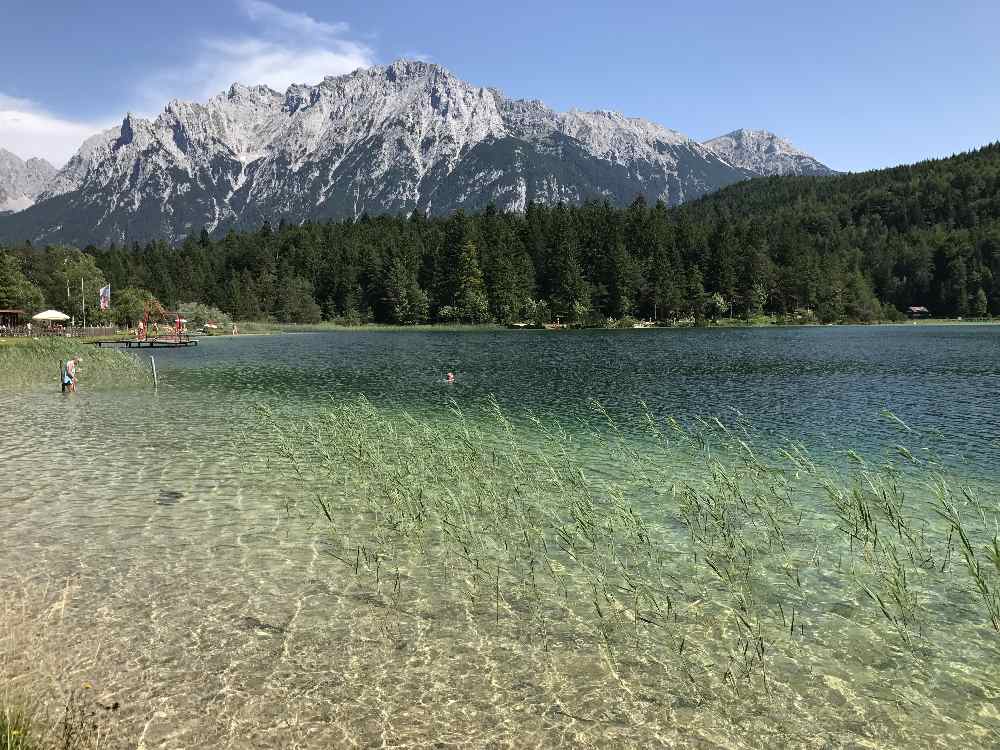 Der Lautersee sammelt das Wasser, das als Lainbach zur Isar fließt